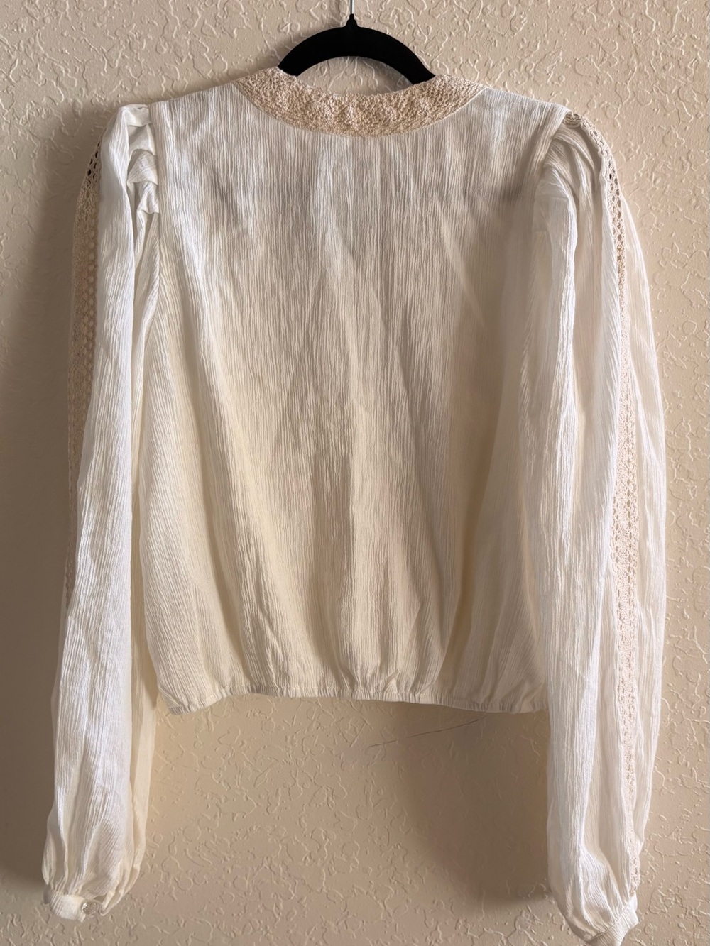 Le superbe white with Cream Lace-Trim V-Neck Blouse size 6 crystal buttons - Picture 11 of 11